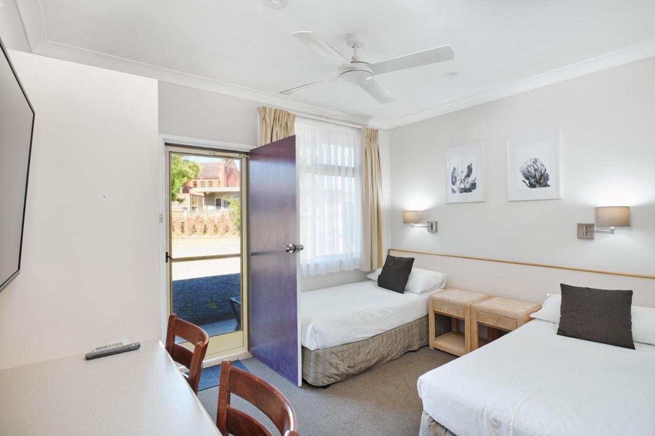 Wingham Motel Екстер'єр фото
